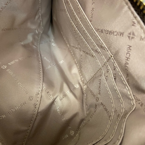 🎄🧑‍🎄🧑‍🎄 Michael Kors Large Zip Clutch